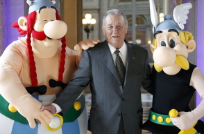 Ο Αλμπέρ Ουντερζό, ανάμεσα στον Αστερίξ (δεξιά) και Οβελίξ (αριστερά) 