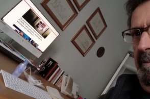 #menoumespiti με την Athens Voice: Ο συγγραφέας Κώστας Ακρίβος περιγράφει μία μέρα στο σπίτι, εν μέσω πανδημίας κορωνοϊού.