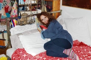 #menoumespiti με την Athens Voice: Η ηθοποιός Σοφία Φιλιππίδου περιγράφει μία μέρα στο σπίτι, εν μέσω πανδημίας κορωνοϊού.