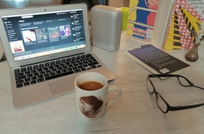 #menoumespiti με την Athens Voice: Ο συγγραφέας Θεόδωρος Γρηγοριάδης περιγράφει μία μέρα στο σπίτι, εν μέσω πανδημίας κορωνοϊού.