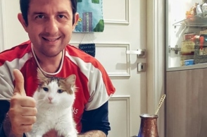 Ο Μιχάλης Οικονόμου σπίτι του με την γάτα του, ψήνει καφέ 