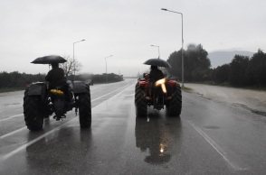 Αγρότες με τρακτέρ