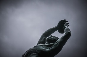 Το άγαλμα του δισκοβόλου με φόντο τον συννεφιασμένο ουρανό της Αθήνας