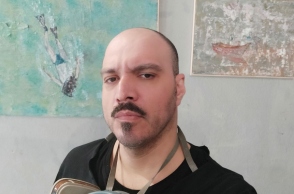 #menoumespiti με την Athens Voice: Ο εικαστικός Σωτήριος Αντωνιάδης μέσω κορωνοϊού μένοντας μέσα μετέφερε το εργαστήριο του στο σπίτι και έτσι γεννήθηκε η σειρά «Τα» του Νερού