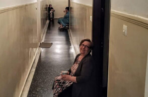 Ευρηματικές γειτόνισσες στην Πτολεμαΐδα μένουν σπίτι, αλλά καταφέρνουν να πιουν μαζί καφέ