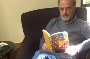 #menoumespiti με την Athens Voice: Ο ιδρυτής των εκδόσεων Μεταίχμιο, Νώντας Παπαγεωργίου, περιγράφει μία μέρα στο σπίτι, εν μέσω πανδημίας κορωνοϊού