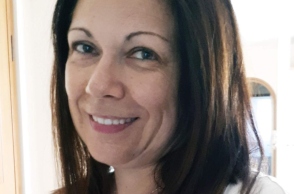 #menoumespiti με την Athens Voice: Η Publishing Director των εκδ. Ψυχογιός, Αγγέλα Σωτηρίου, περιγράφει μία μέρα στο σπίτι, εν μέσω πανδημίας κορωνοϊού