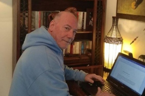 Συνέντευξη με τον Μένιο Σακελλαρόπουλο για τη δημοσιογραφία, τη συγγραφή, τα βιβλία του και τη ζωή του.