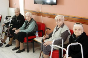 Κάλεσμα σε εθελοντές για μονάδες φροντίδας ηλικιωμένων 