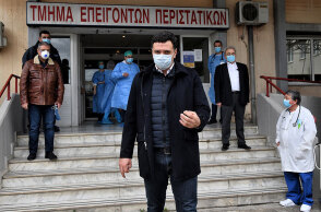 Βασίλης Κικίλιας, υπουργός Υγείας, με μάσκα για τον κορωνοϊό