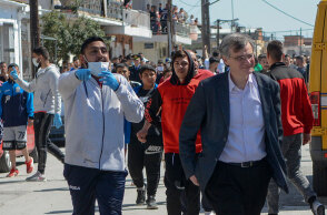 Κορωνοϊός - Λάρισα: Επίσκεψη του Σωτήρη Τσιόδρα στον οικισμό των Ρομά στη Νέα Σμύρνη