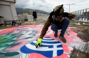 ΚΟΡΩΝΟΙΟΣ ΕΠΙΔΗΜΙΑ ΠΑΝΔΗΜΙΑ ΑΠΟΜΟΝΩΣΗ ΜΕΝΟΥΜΕ ΣΠΙΤΙ ΓΚΡΑΦΙΤΙ ΤΑΡΑΤΣΑ ΤΕΧΝΗ