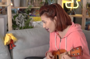 Ακούστε την Πέννυ Μπαλτατζή να τραγουδά από το σαλόνι αγαπημένα παιδικά τραγούδια, κάνοντας και τα κατάλληλα σκετσάκια.