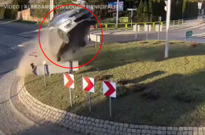 Τροχαίο: Η στιγμή που ΙΧ «εκτοξεύεται» πάνω από κυκλική πλατεία στην Πολωνία