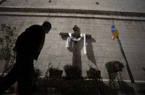 Παρά τα 4 παιδιά του, τα 18 εγγόνια και το ένα δισέγγονο, 88χρονος πέθανε ολομόναχος και έγινε το πρώτο θύμα του κορωνοϊού στο Ισραήλ