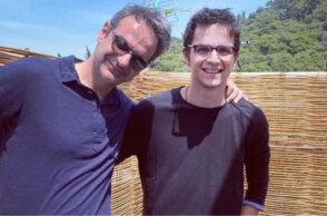 Πάσχα στη βεράντα για την οικογένεια Μητσοτάκη  © Facebook