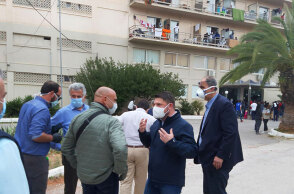 Ο Νίκος Χαρδαλιάς στο ξενοδοχείο, που τέθηκε σε καραντίνα και φιλοξενούνται πρόσφυγες και μετανάστες στο Κρανίδι  