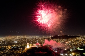 Ανάσταση 2020 στην Αθήνα - Πυροτεχνήματα πάνω από τον Λυκαβηττό