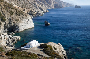 Εικόνα από το σημείο όπου γυρίστηκε το «Απέραντο Γαλάζιο», στην Αγία Άννα κάτω από το Μοναστήρι της Παναγίας της Χοζοβιώτισσας στην Αμοργό