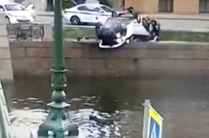 Αυτοκίνητο «τούμπαρε» δίπλα στο ποτάμι έπειτα από αστυνομική καταδίωξη στην Αγία Πετρούπολη