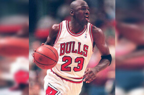 Ο Μάικλ Τζόρνταν με τη φανέλα των Chicago Bulls