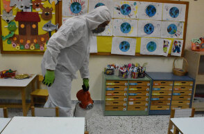 Απολύμανση σχολικής τάξης