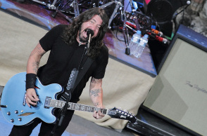 Στιγμιότυπο από συναυλία την συναυλία των Foo Fighers στο Ηρώδειο