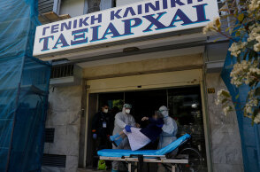 Ασθενείς μεταφέρονται από την κλινική «Ταξιάρχα» στο Περιστέρι