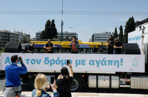 Η Άλκηστις Πρωτοψάλτη γέμισε την Αθήνα με μελωδίες - Η κινητή συναυλία πάνω σε φορτηγό