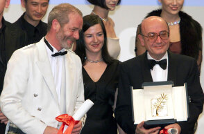 Ο Θεόδωρος Αγγελόπουλος παραλαμβάνει τον «Χρυσό Φοίνικα» των Καννών για την ταινία του «Μια Αιωνιότητα και μια μέρα». Εδώ ποζάρει με τον Άγγλο ηθοποιό Κένεθ Λόουτς