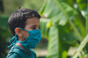 Παιδί προστατεύεται από τον κορωνοϊό με μάσκα