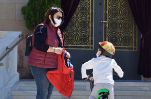 Υποχρεωτική σε πολλές δημόσιες εξόδους η χρήση μάσκας για προστασία από τον κορωνοϊό