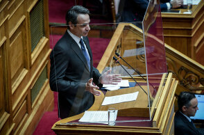 Ο Κυριάκος Μητσοτάκης μιλάει στη Βουλή μέσα από προστατευτικό πλέξιγκλας λόγω κορωνοϊού