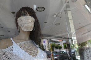 Κούκλα βιτρίνας καταστημάτων ρούχων με μάσκα λόγω κορωνοϊού