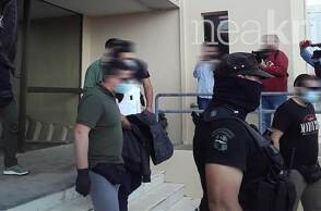 Με αλεξίσφαιρο γιλέκο αποχώρησε ο 29χρονος στα Ανώγεια από τον εισαγγελέα © neakriti.gr