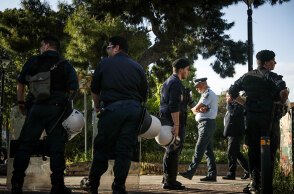 Κορωνοϊός: Ισχυρές δυνάμεις της Αστυνομίας προχώρησαν σε κλείσιμο της πλατείας Αγ. Ιωάννου στην Αγία Παρασκευή