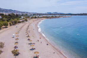 Η παραλία Γλυφάδας στην εποχή του κορωνοϊού