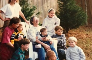 Η Τζην  Ο Μπράιαν με ενιά από τα 13 εγγόνια της, το 1990