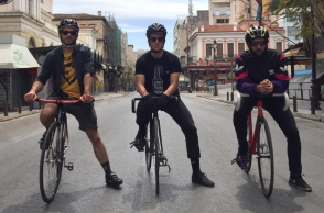 Video με ποδηλάτες στην άδεια Αθήνα