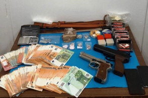 Τρεις συλλήψεις για ναρκωτικά και όπλα στο Αιγάλεω - Κατασχέθηκαν ηρωίνη και σπαθί