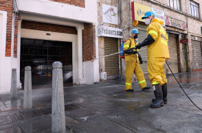 Οι νεκροί από κορωνοϊό παγκοσμίως πλησιάζουν τους 300.000