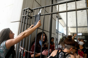 Συγκέντρωση στη μνήμη της Ελένης Τοπαλούδη έξω από το δικαστήριο 