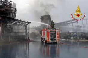 Δύο τραυματίες, ο ένας σοβαρά, από την πυρκαγιά σε εργοστάσιο χημικών στη Βενετία