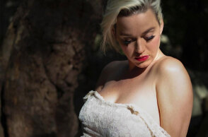 H Katy Perry σε προχωρημένη εγκυμοσύνη στο βίντεοκλίπ για το νέο της τραγούδι «Daisies»