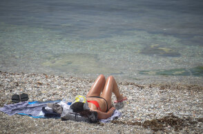 Κορωνοϊός - Άρση μέτρων: Με τον καύσωνα να επιμένει, οι λουόμενοι πήγαν στις παραλίες της Αττικής και την Κυριακή 17 Μαΐου 2020