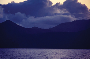 Η ψάθα: Ιστορίες με διαφορετικό τέλος από τη Μίκα Σύμπουρα