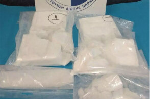 Βρέθηκαν δύο κιλά κοκαΐνη σε πόρτ μπαγκάζ αυτοκινήτου στη Γλυφάδα