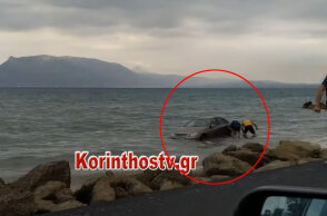 Αυτοκίνητο έπεσε στη θάλασσα στην Κορινθία