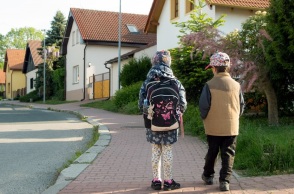 Δύο παιδιά πάνε σχολείο