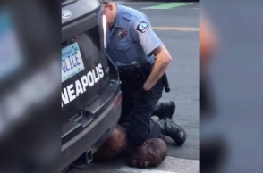 Αστυνομικός πατάει στο λαιμό Αφροαμερικανό